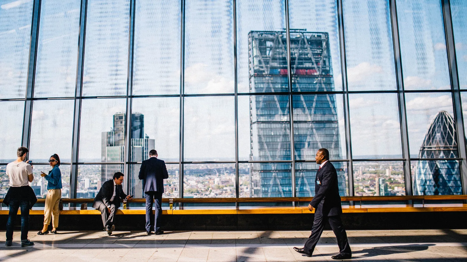 Professionnels dans un quartier d’affaires international.