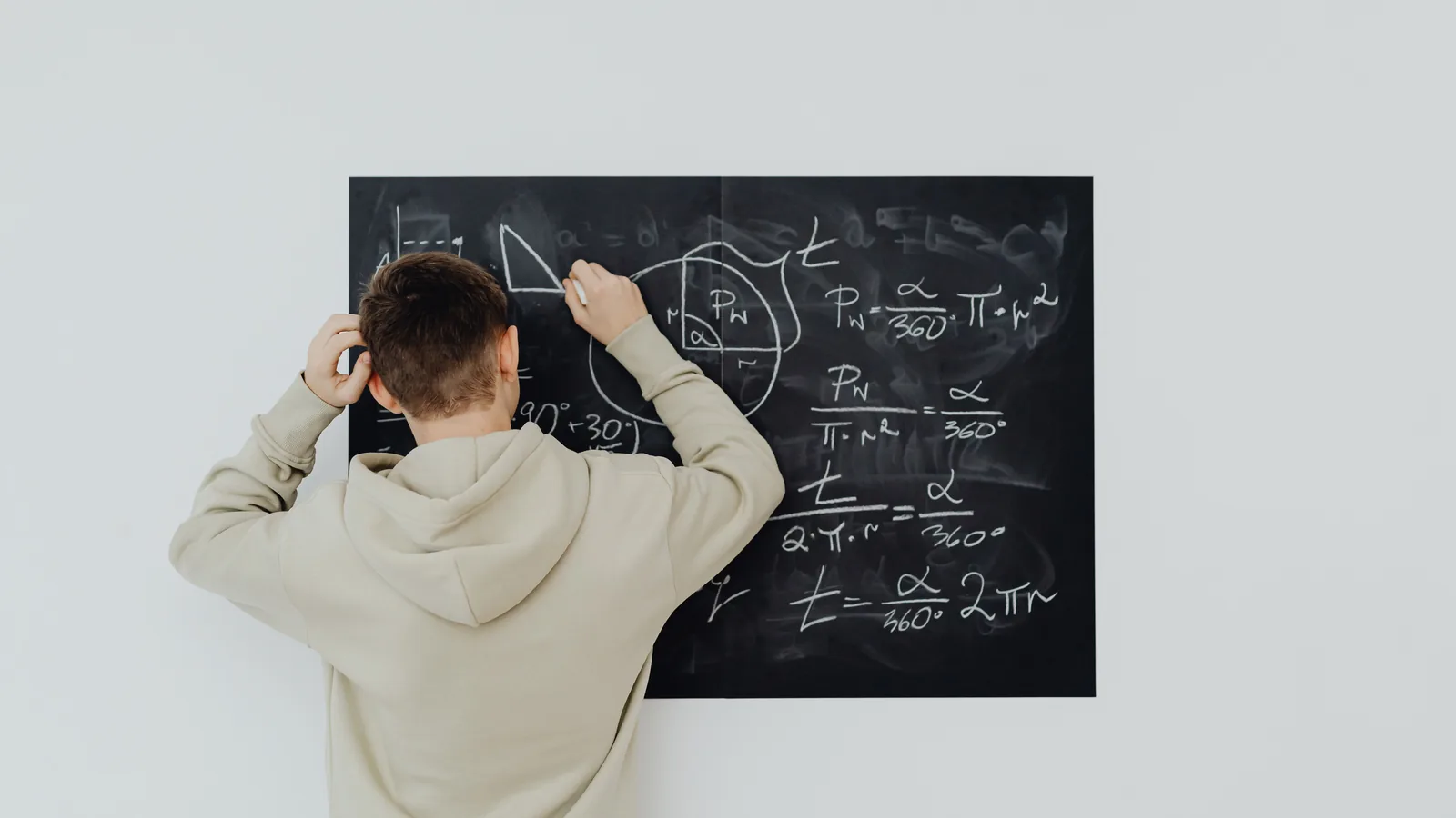 Étudiant travaillant une démonstration au tableau.