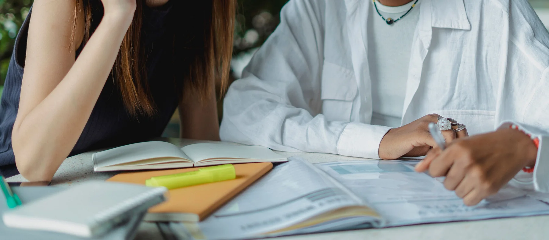 Étudiants travaillant ensemble sur leurs supports de révision.