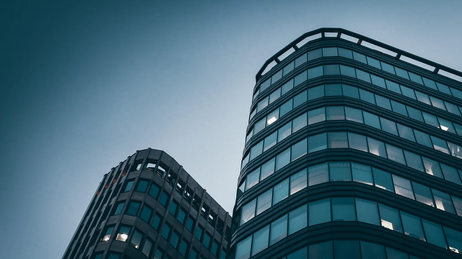 Tours de bureaux contemporaines vues en contre-plongée.