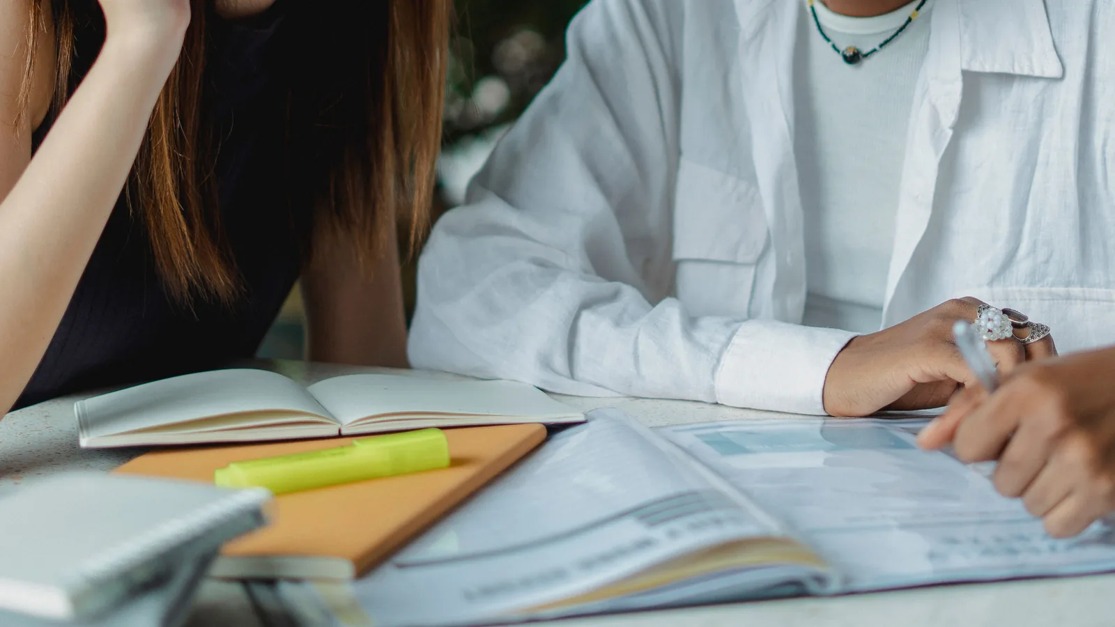 Étudiants révisant ensemble des supports de cours.